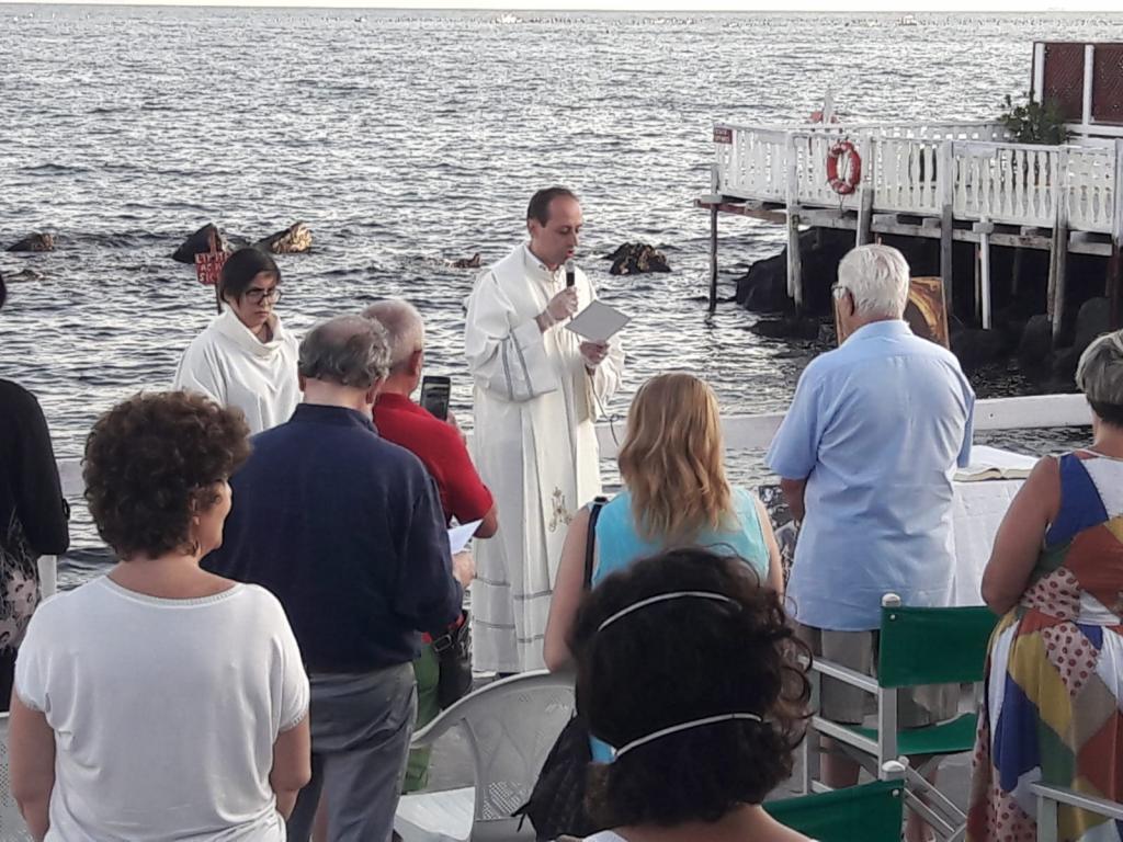 A Ercolano, il ricordo e la preghiera davanti al mare dove perdono la vita tanti migranti